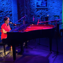 Julieta Venegas realizó concierto memorable vía streaming