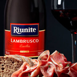 Celebra el día del lambrusco en compañía de Riunite®